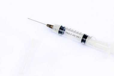 Beyaz bir arka planda şırınga tıbbi malzeme iğne ile şırınga