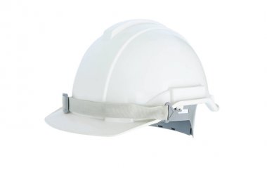 Beyaz arka plan üzerinde beyaz emniyet kask İnşaat