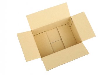 Beyaz arkaplanda izole edilmiş karton kutuyu aç