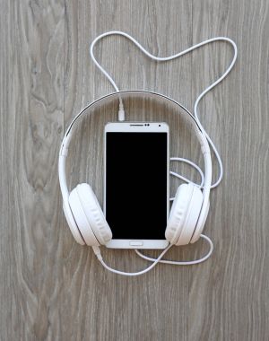 kulaklık ve ahşap arka plan üstünde smartphone