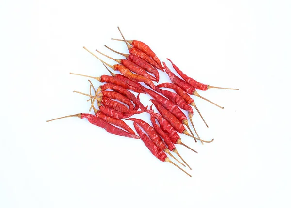 Piments rouges entiers séchés sur fond blanc — Photo