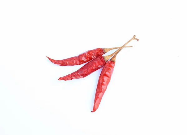 Dried Whole Red Chillies на белом фоне — стоковое фото