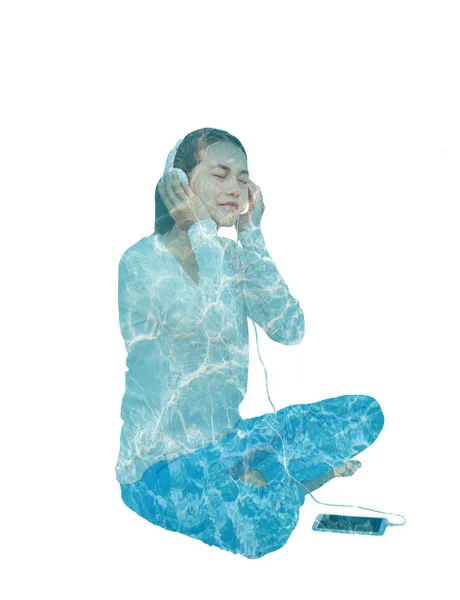 Femme double exposition écoutant de la musique dans des écouteurs avec de l'eau — Photo