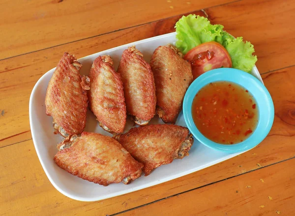 Alitas de pollo de búfalo con salsa de chile dulce en plato blanco — Foto de Stock