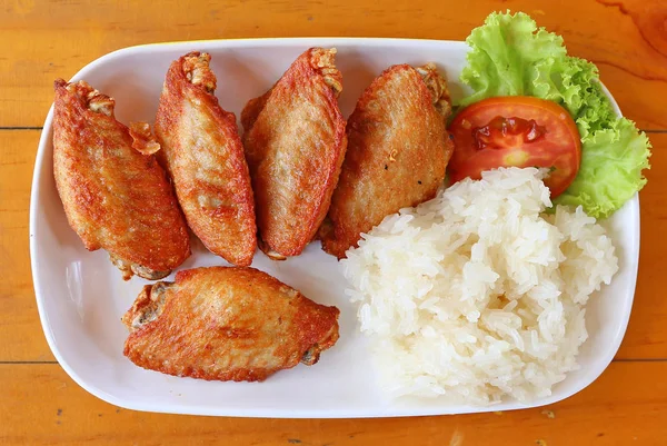 Alas de pollo de búfalo con arroz pegajoso en plato blanco — Foto de Stock