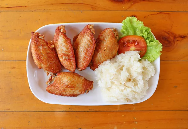 Alas de pollo de búfalo con arroz pegajoso en plato blanco — Foto de Stock