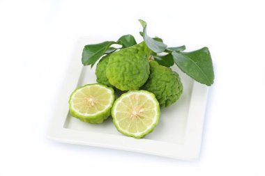 Bergamot meyve beyaz arka plan üzerinde kare plaka