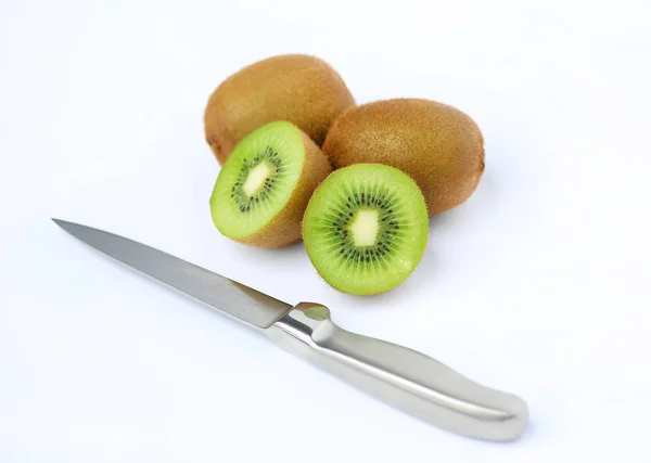 Setengah dari buah kiwi juicy dengan pisau terisolasi pada latar belakang putih — Stok Foto