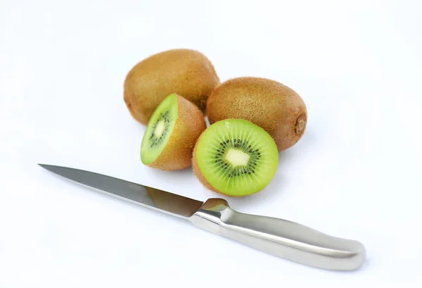 Setengah dari buah kiwi juicy dengan pisau terisolasi pada latar belakang putih — Stok Foto
