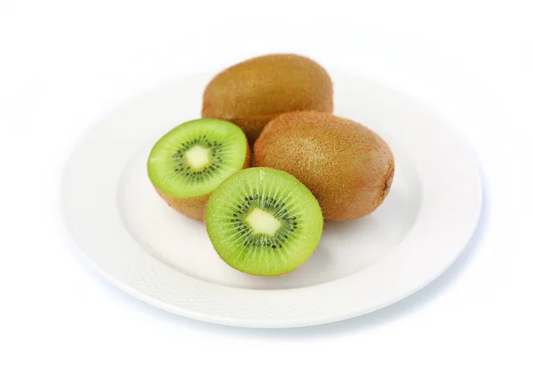 Kiwi fructe în placă albă pe fundal alb — Fotografie, imagine de stoc