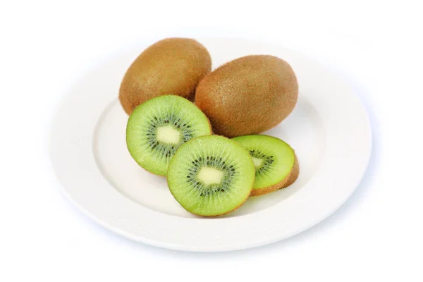 Buah kiwi di piring putih pada latar belakang putih — Stok Foto