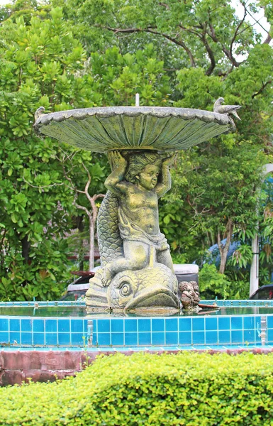 公共の公園でビンテージの中庭の噴水 — ストック写真