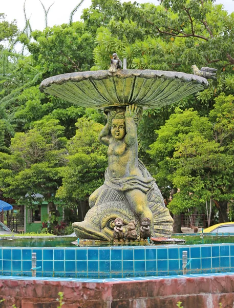 公共の公園でビンテージの中庭の噴水 — ストック写真