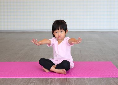 Yoga uygulamak ve egzersiz şirin bebek kız