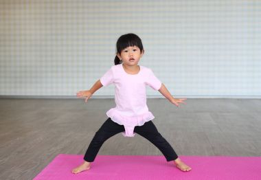 Yoga uygulamak ve egzersiz şirin bebek kız