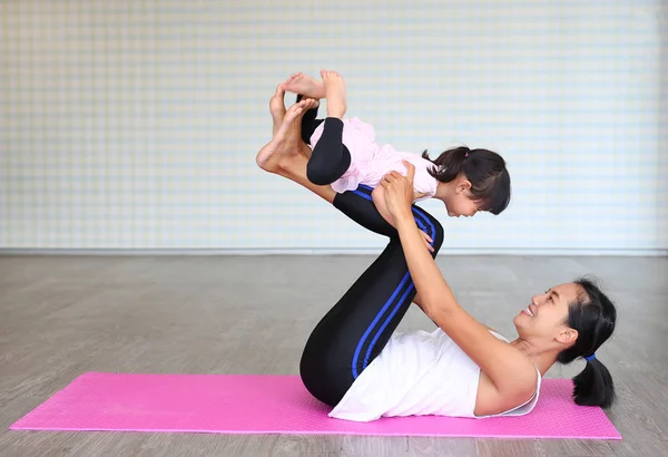 Mother and daughter doing exercise at home — Stock Photo, Image