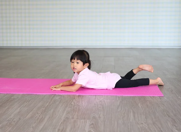 Cute toddler girl practicing yoga and doing exercise — Stock Photo, Image