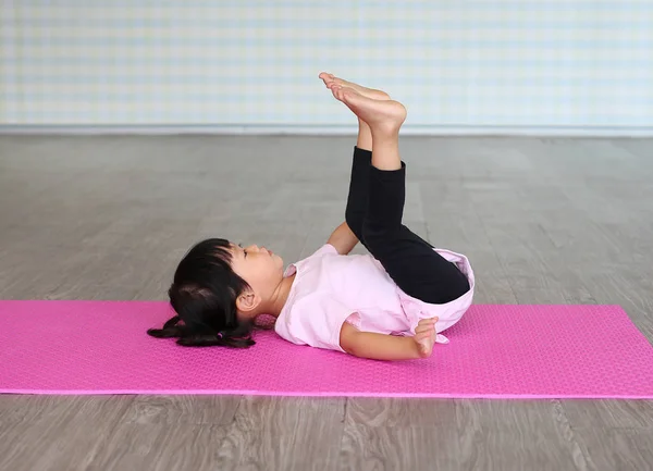 Cute toddler girl practicing yoga and doing exercise — Stock Photo, Image