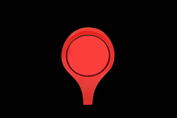 Червоний вказівник карти з порожнім центром ізольовано на чорному тлі — стокове фото