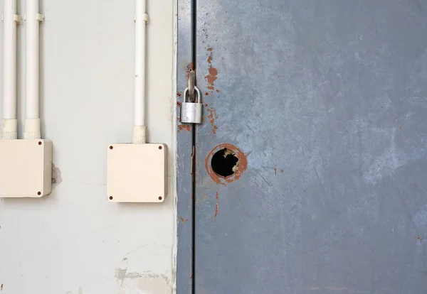 Chave bloqueada na maçaneta da porta quebrada e perdida na porta enferrujada — Fotografia de Stock