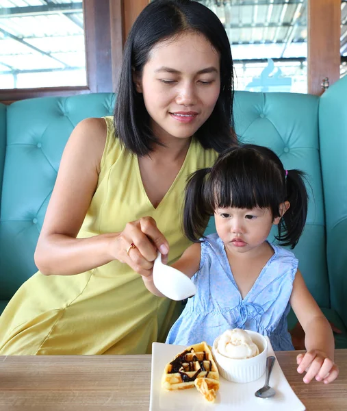 Gyermek lány és anya eszik fagylaltot gofri — Stock Fotó