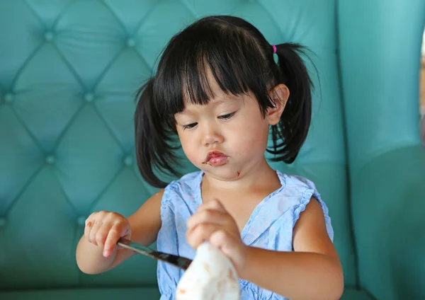 Portrait enfant fille manger des gaufres à la crème glacée — Photo