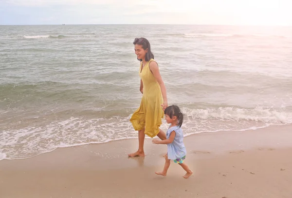 Anne ve küçük kızı Sahilde yürüyüş — Stok fotoğraf