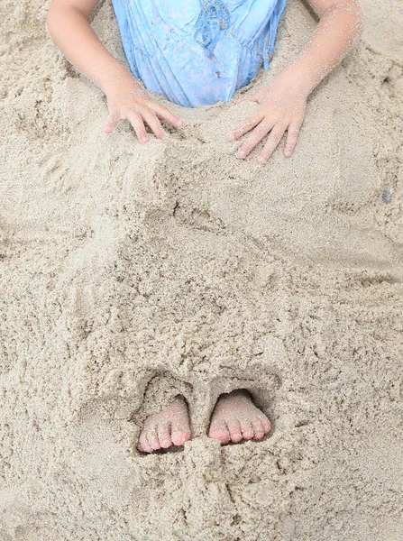 Şirin çocuk kız iskambil kum plaj — Stok fotoğraf