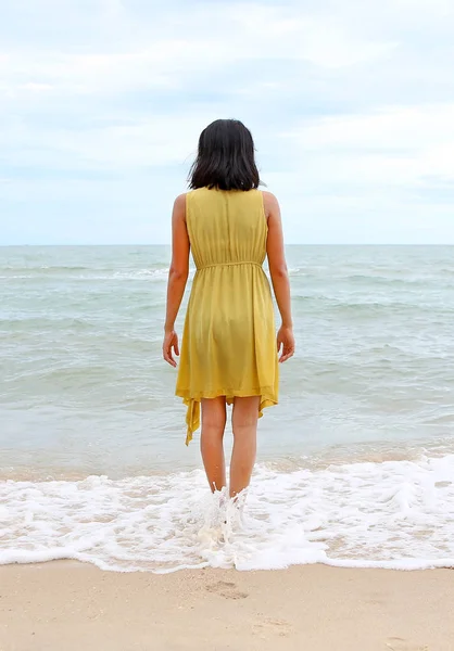 Mujer joven caminando sola en la playa, ir directamente al mar — Foto de Stock