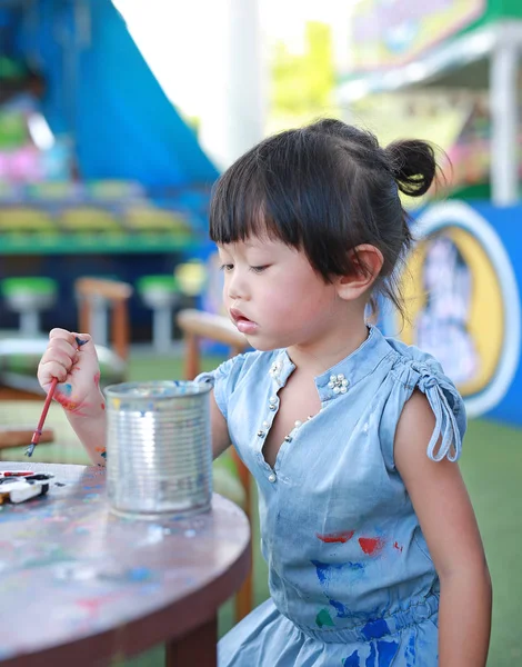 Peinture d'enfant, Portrait petite fille s'amusant à peindre sur poupée en stuc — Photo