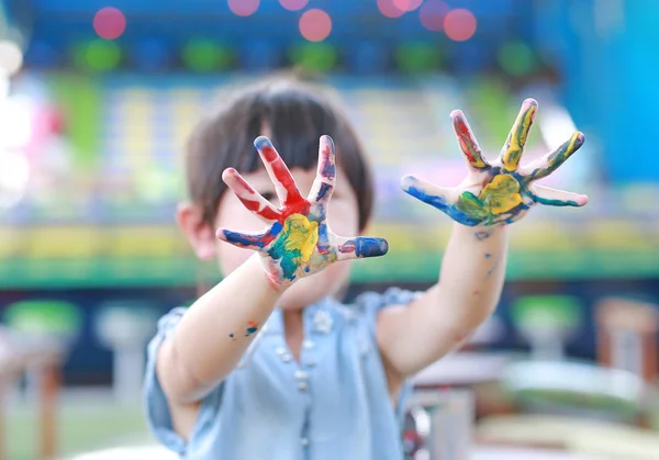 Niedliches kleines Mädchen mit bemalten Händen, selektiver Fokus auf der Hand — Stockfoto