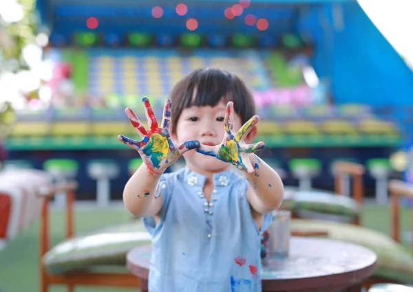 Menina bonito com as mãos pintadas, foco seletivo na mão — Fotografia de Stock