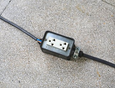 Elektrik soketine ve kat