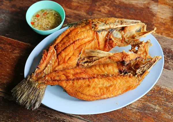 Tay yemek menüsü - tatlı soslu kızarmış çizgili levrek üzerinde balık (ünlü Tayland gıda) — Stok fotoğraf