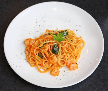 Karides ve domates soslu spagetti, İtalyan mutfağı.