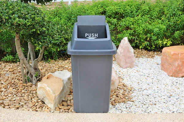 Cinza Bin para resíduos em geral no jardim público — Fotografia de Stock