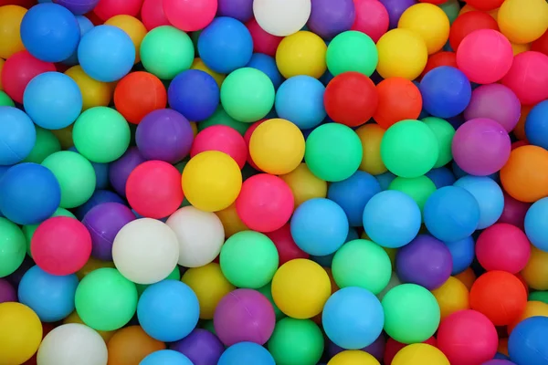 Veel kleurrijke plastic ballen in een kinderballpit op een speelplaats. — Stockfoto