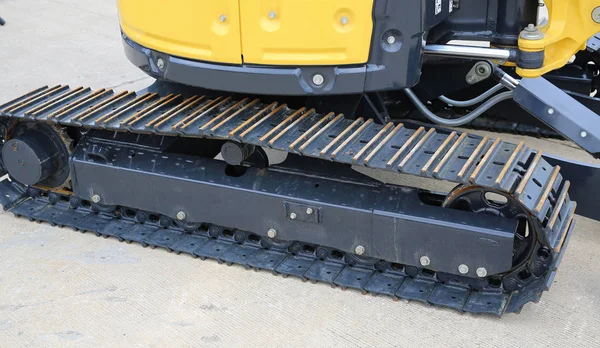Wheel of yellow track-type loader excavator — Stock Photo, Image