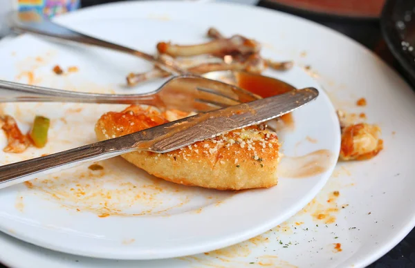 식품 폐기물, 조각 피자 접시에 남아 — 스톡 사진