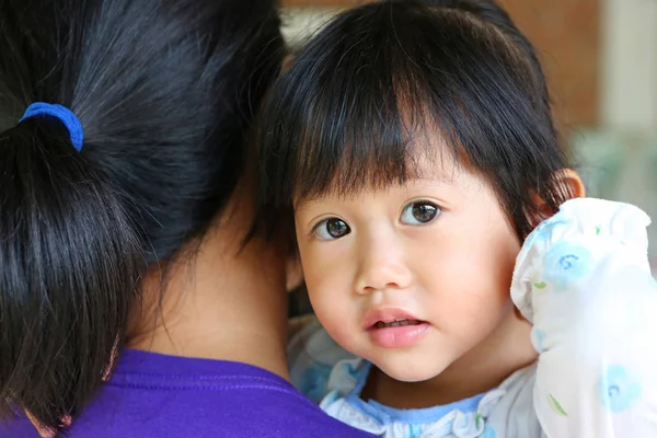 Ibu dan anak berpelukan, Gadis kecil yang cantik memeluk ibunya — Stok Foto