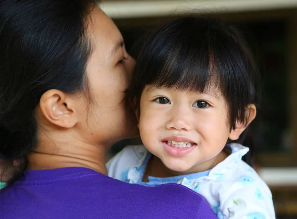 Ibu dan anak berpelukan, Gadis kecil yang cantik memeluk ibunya — Stok Foto