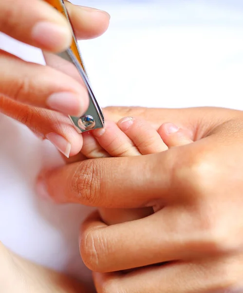 Close up de mamãe cortando unhas bebês — Fotografia de Stock