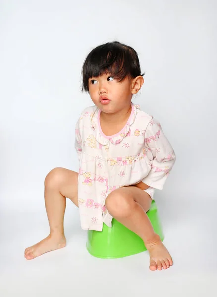 화장실 훈련 흰색 바탕에 변기에 앉아 어린 소녀 — 스톡 사진