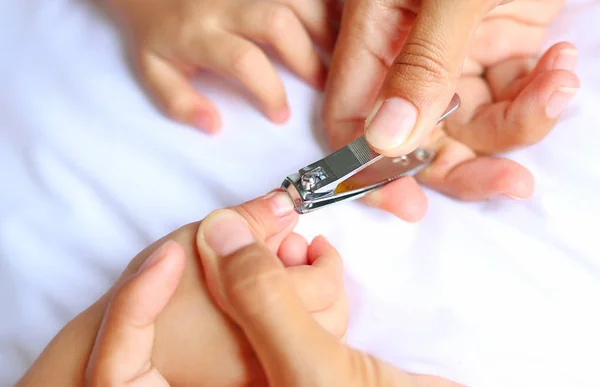 Close up de mamãe cortando unhas bebês — Fotografia de Stock