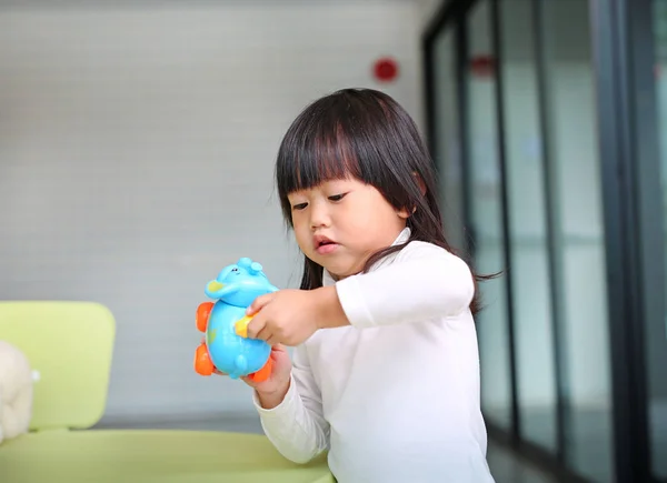 Bebé niña jugando juguete en habitación de niño — Foto de Stock