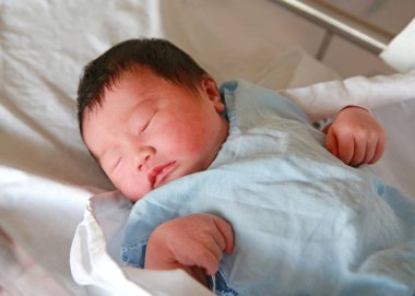 Yeni doğan bebek 2 gün uyuyan yaşlı