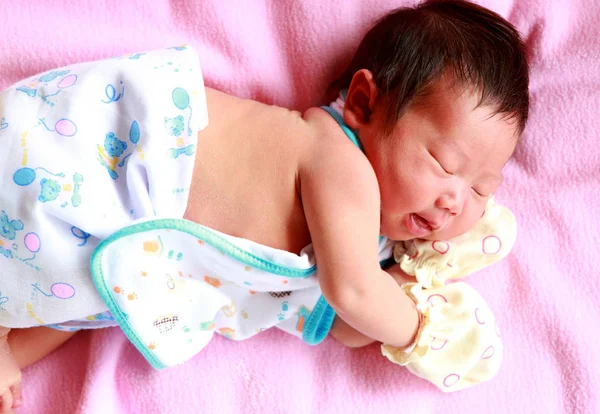 Bebé recién nacido de 2 días durmiendo —  Fotos de Stock