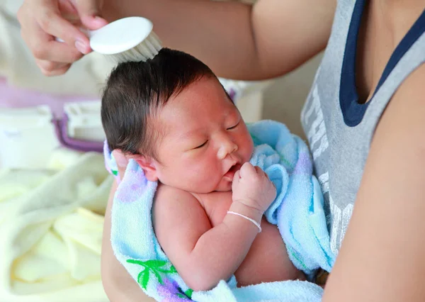 Sisir dan perawatan bayi — Stok Foto