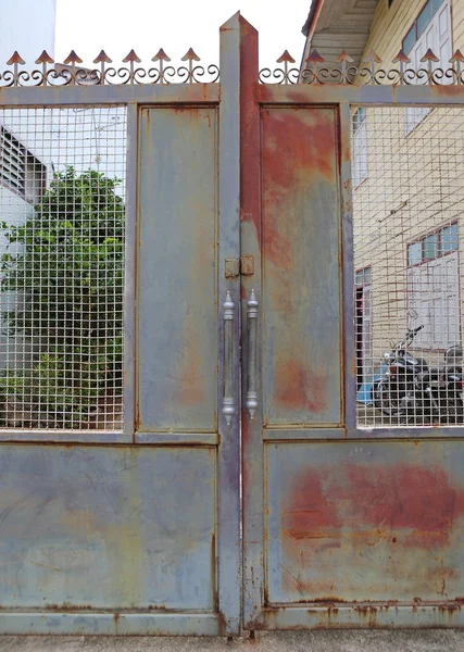 eski ve paslı Iron gate
