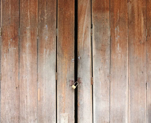 Porta in legno con serratura a chiave — Foto Stock